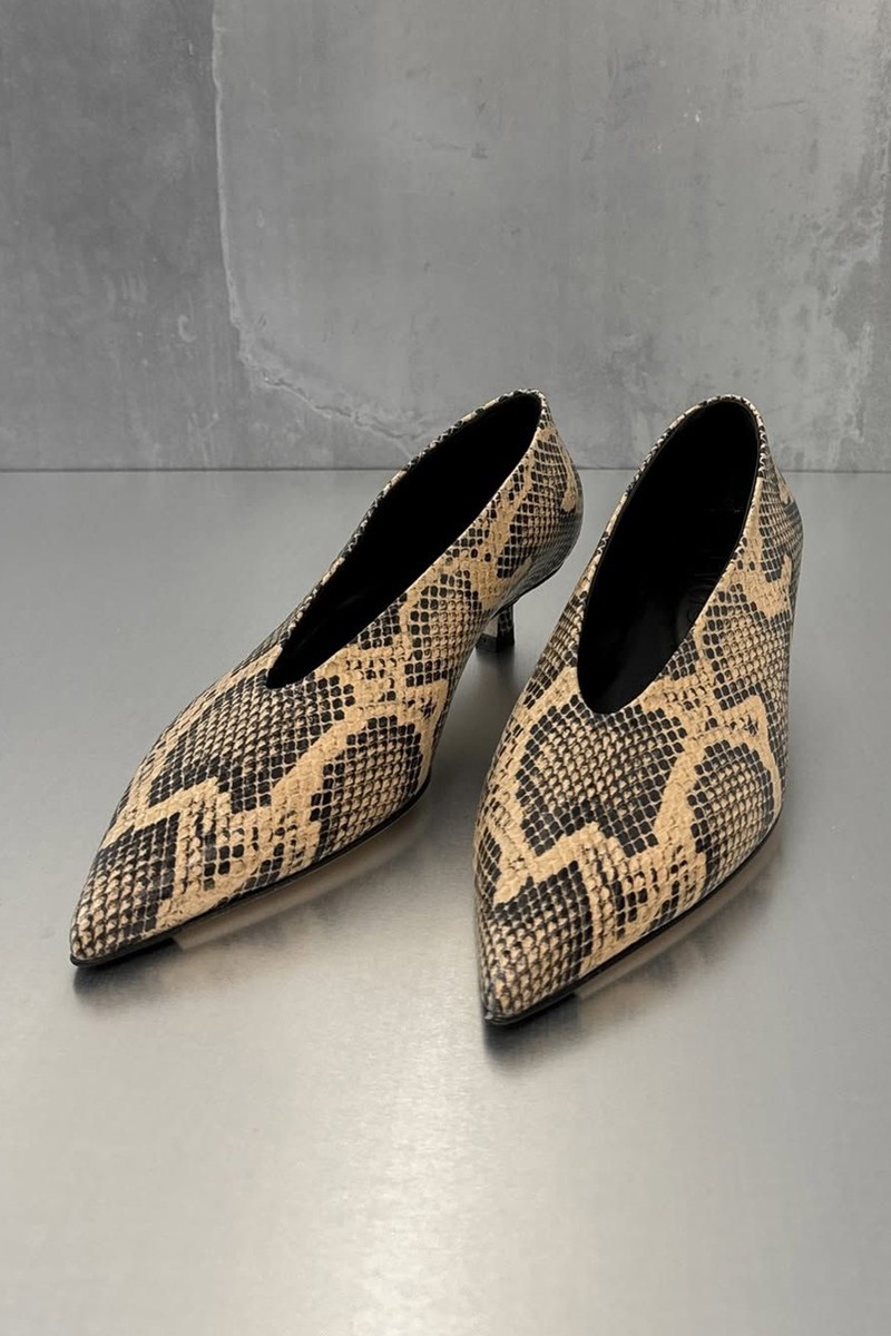 Clara Pointed-Toe Pumps from Aeyde