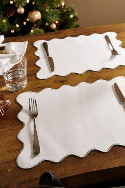 Set of 2 Embroidered Edge Scalloped Placemats