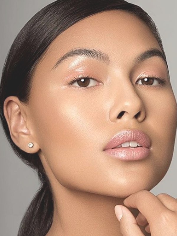 How To Wear Eye Gloss This Summer