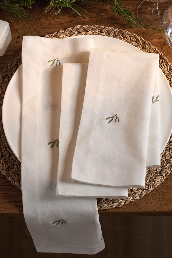 Mistletoe Embroidered Napkins – Set of 4
