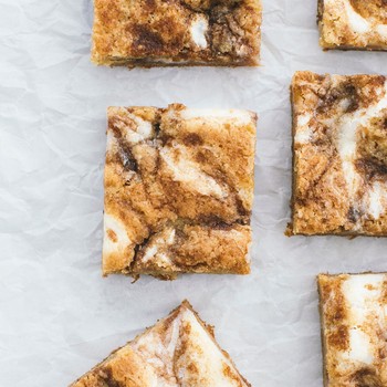 Cinnamon Roll Blondies