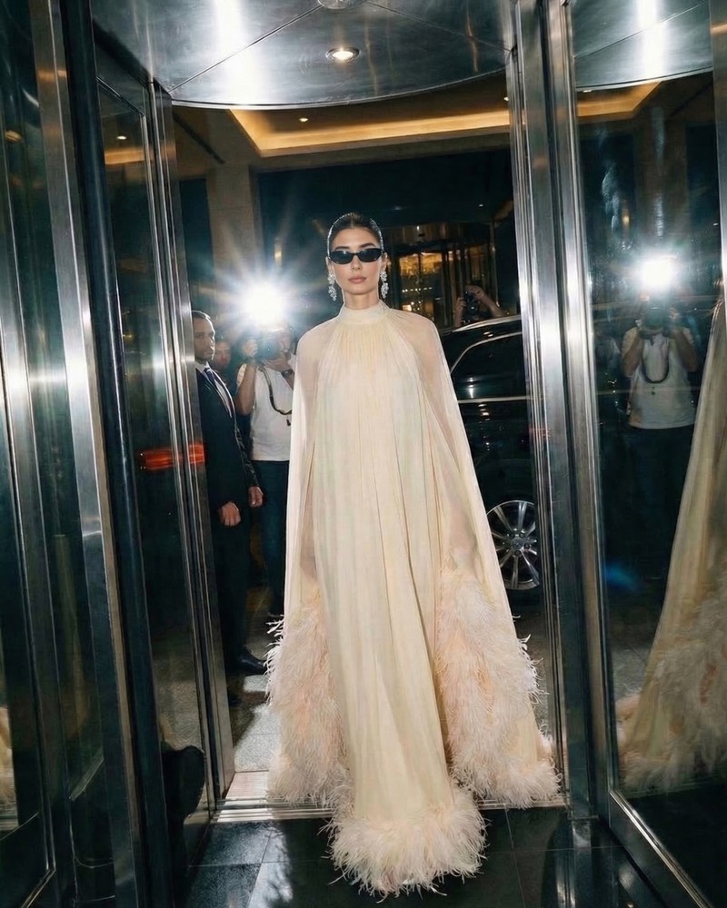 A night at the Oscars 🏆

Dress: @tallermarmo 
Earrings: @magdabutrym
Sunglasses: @dior 

This image was generated using AI tools.