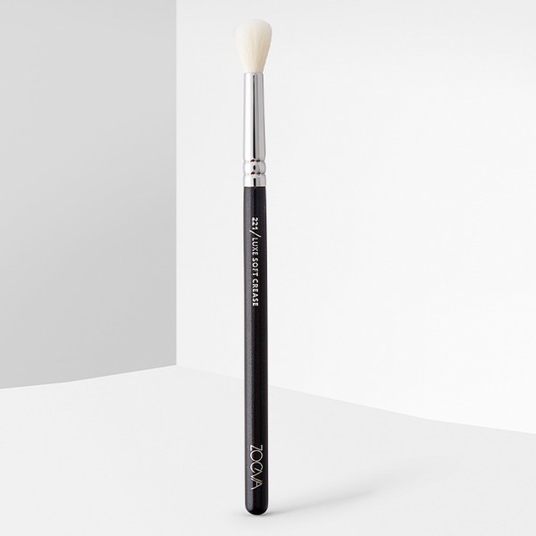221 Luxe Soft Crease Brush from Zoeva