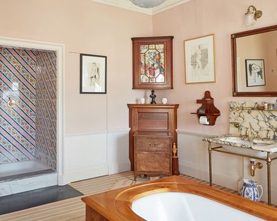 Bathroom, Cuisse de Nymphe Emue