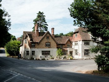 Bel & The Dragon, Farnham