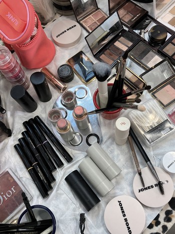 Take A Look Inside An A-List Make-Up Artist’s Kit 