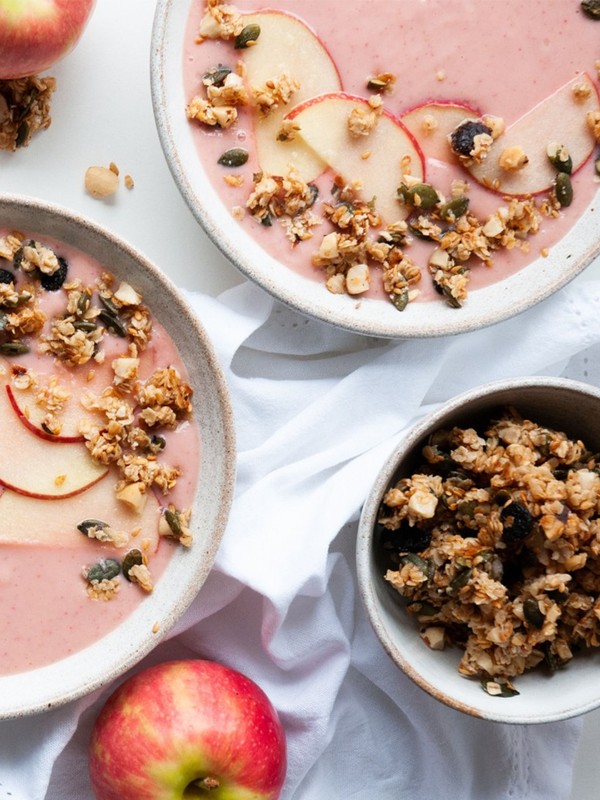 Apple Smoothie Bowl With Granola 