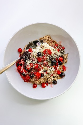 Oats With Berries & Greek Yoghurt