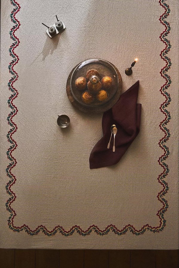 Cotton Scalloped Christmas Tablecloth With Embroidery