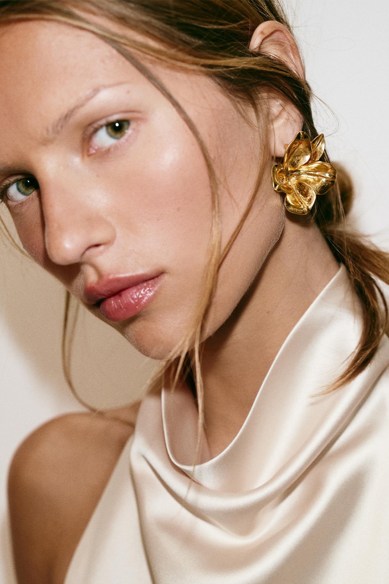 Embossed Flower Earrings from Zara