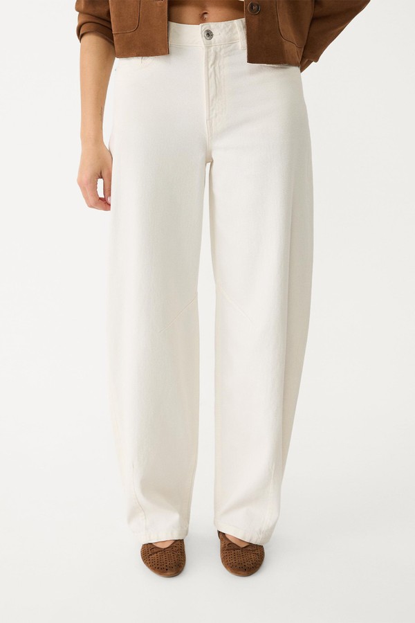 D82 Balloon Fit Barrel Jeans from Stradivarius