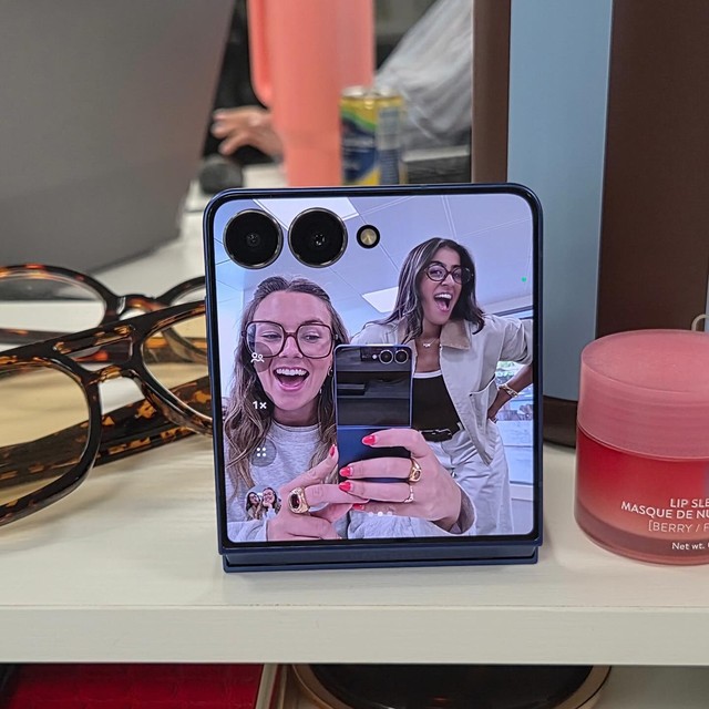 AD The LuxeGen office through the lens of the new #GalaxyZFlip7. We’re obsessed with the 50MP self