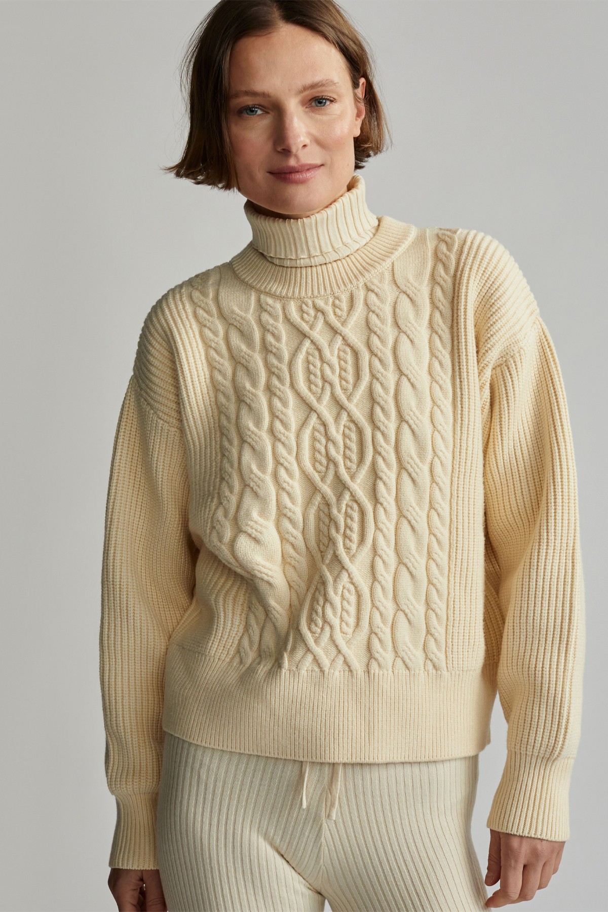 Mondain Cable Knit