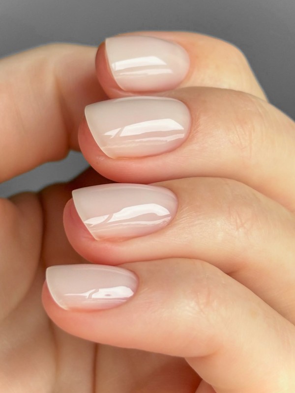 How To Get The ‘Vanilla Glass’ Nail Look