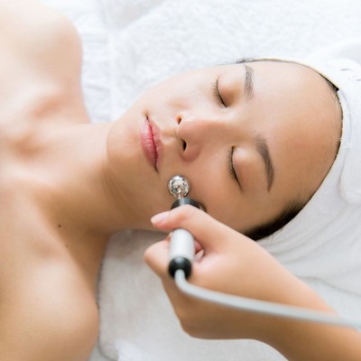 How Microcurrent Facials Work & Why They’re Worth A Try