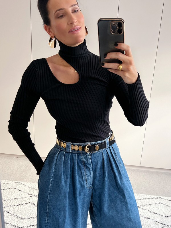 high waisted jeans outfit with cowboy boots and black turtleneck