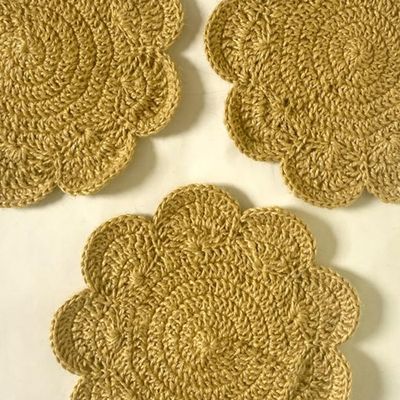 Set Of 4 Woven Scalloped Placemats