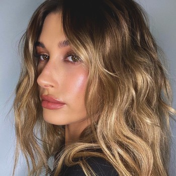 Hailey Bieber’s Make-Up Artist Shares Her Beauty Kit Staples