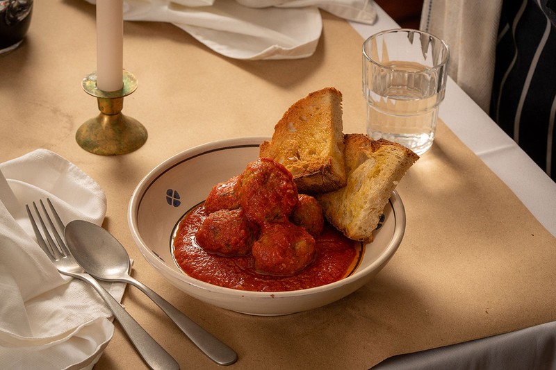 Tiella, Caitlin Isola