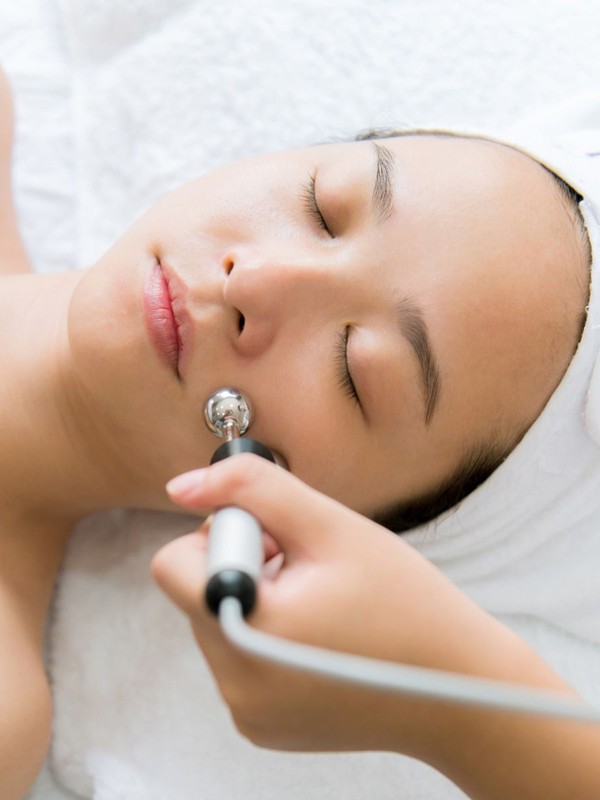 How Microcurrent Facials Work & Why They’re Worth A Try