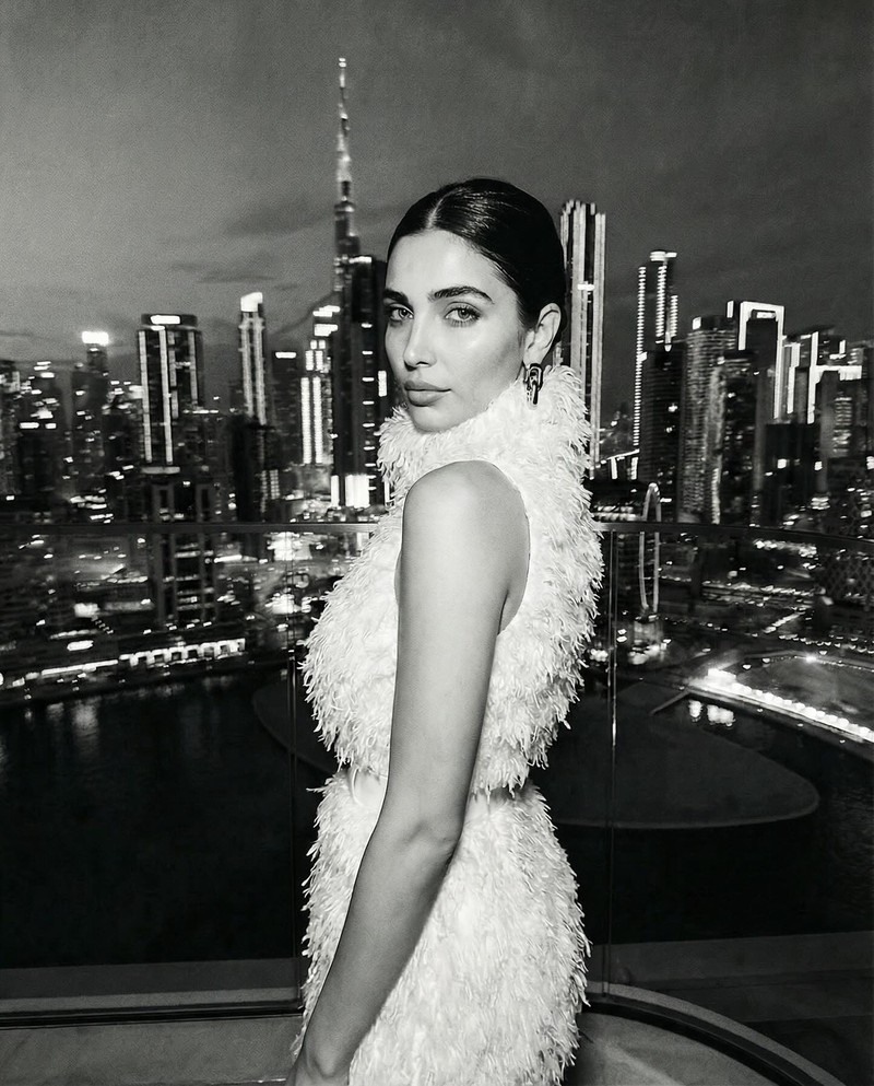 Dubai Nights ✨

Dress: Arakii 
Shoes: Saint Laurent 
Earrings: Misho 
Sunglasses: Saint Laurent

This image was generated using AI tools.