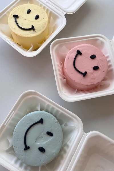 Smiley Face Bento Box Cake from Dee's Basement