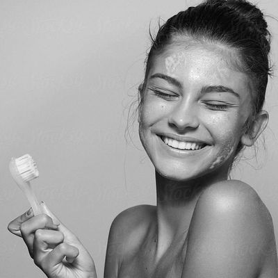 A Guide To Dry Brushing Your Face