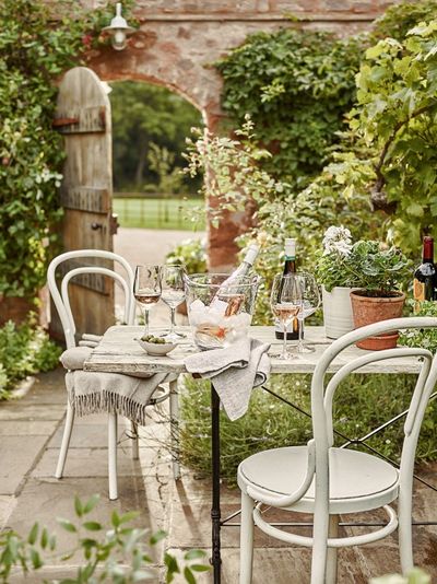 9 Experts Share Their Outdoor Entertaining Tips