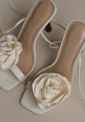 Cest Heeled Sandal With Corsage In Linen 