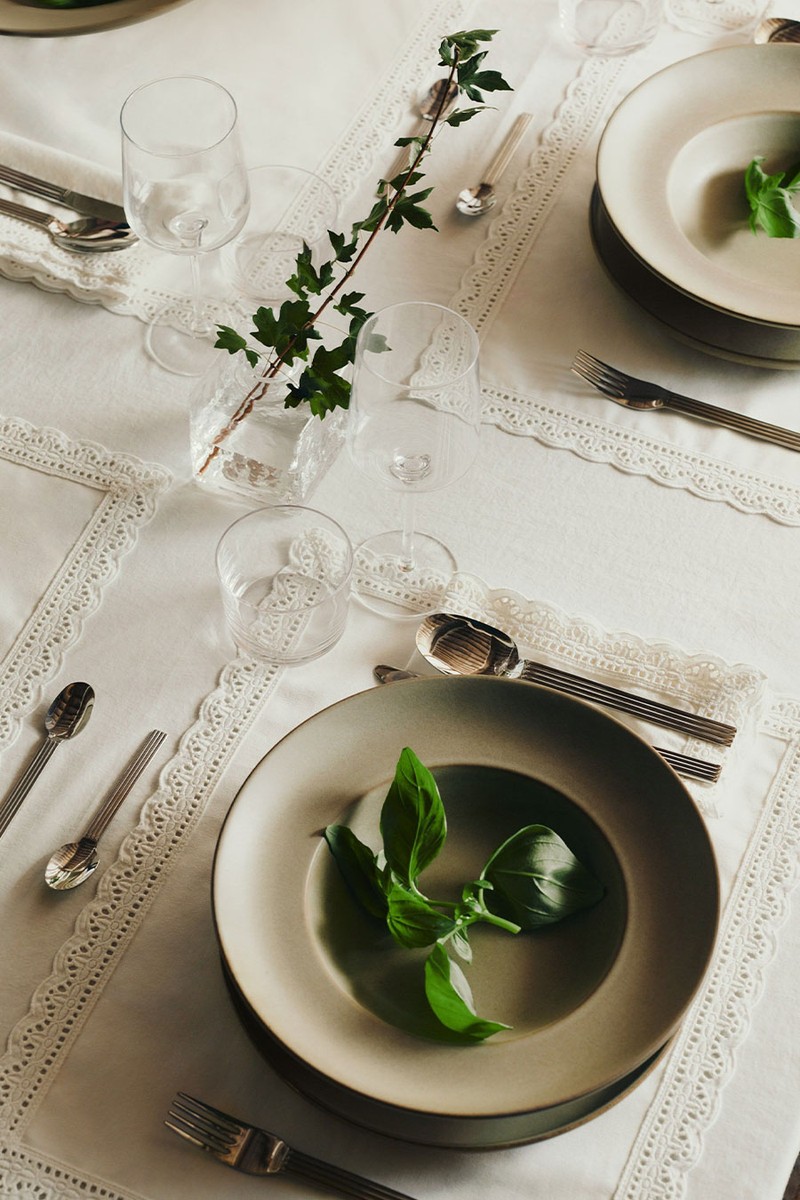 Set Of 2 Lace-Trimmed Place Mats from H&M