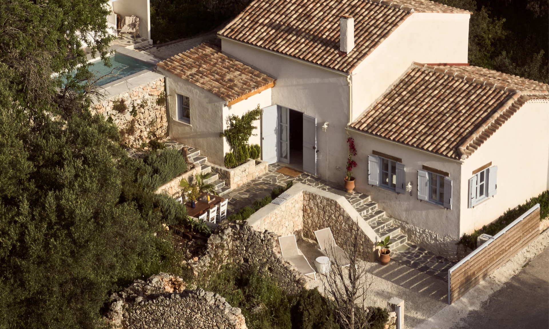 Zygzak House, The Peligoni Club