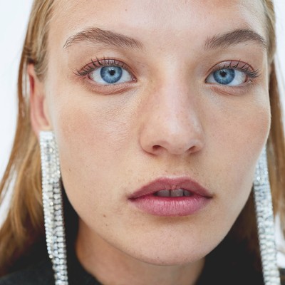 How To Wear Glitsy Earrings