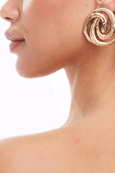 Oversized Stud Earrings With Swirl Brushed And A Shiny Detail