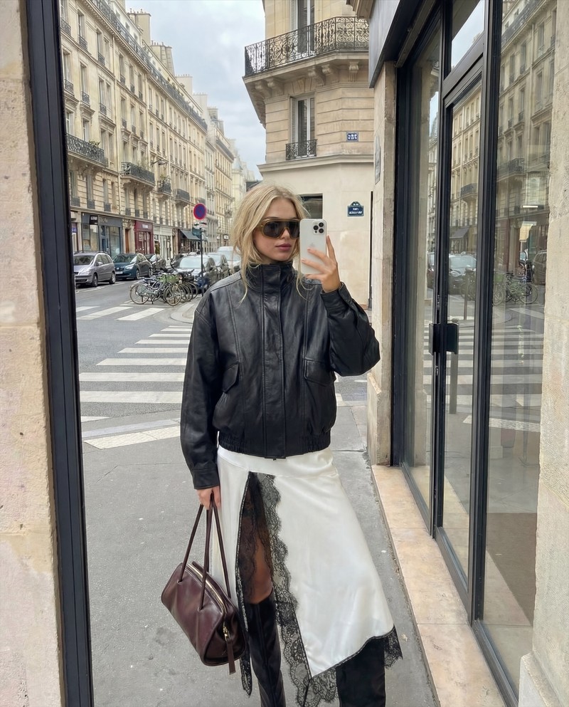 Paris OOTD ☕

Jacket | @sourceunknown_official 
Top | @hm 
Skirt | @nakdfashion 
Sunglasses | @hm 
Bag | @hm 
Shoes | @zara

This image was generated using AI tools.