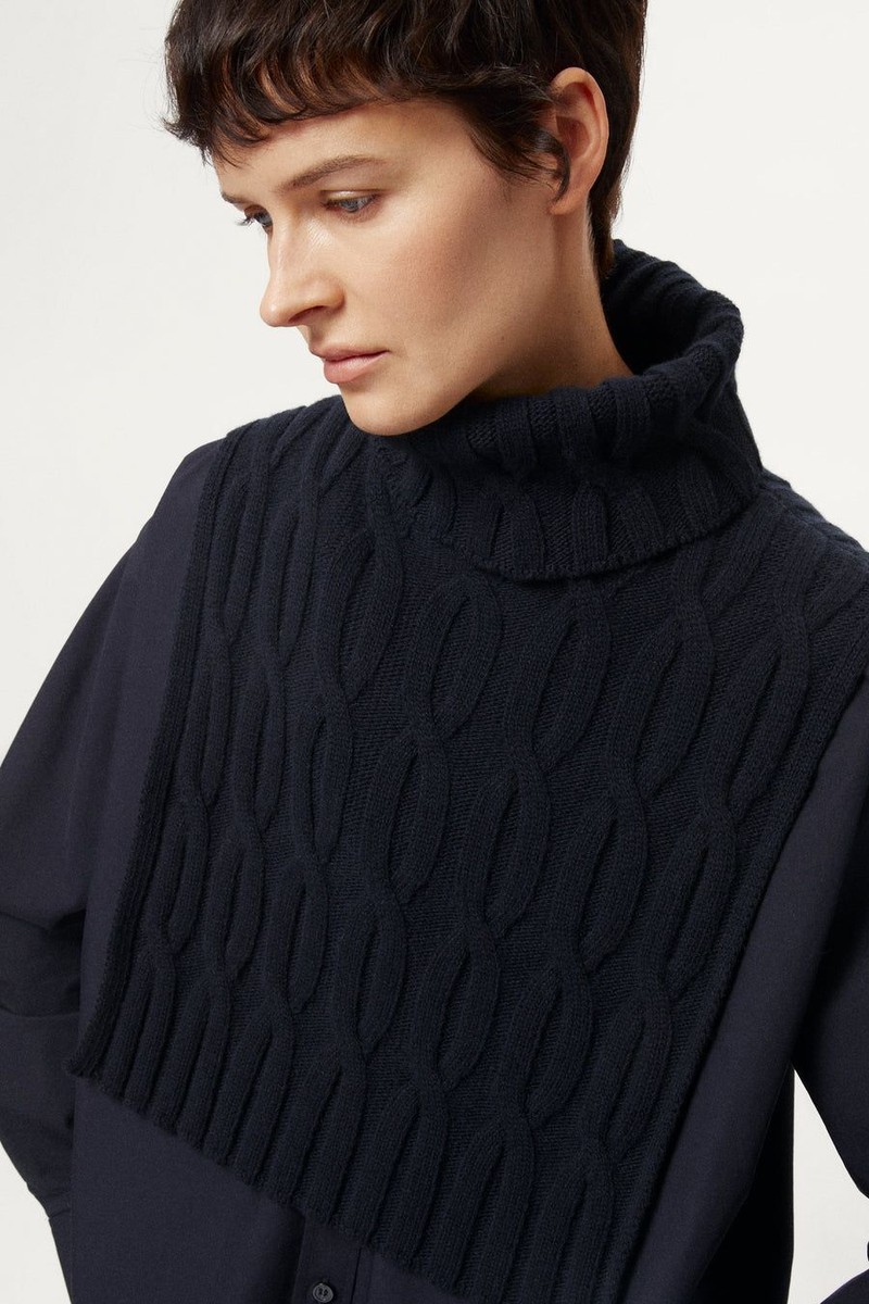 The Woolen Cable Bib