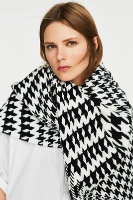 Houndstooth Scarf from Uterqüe