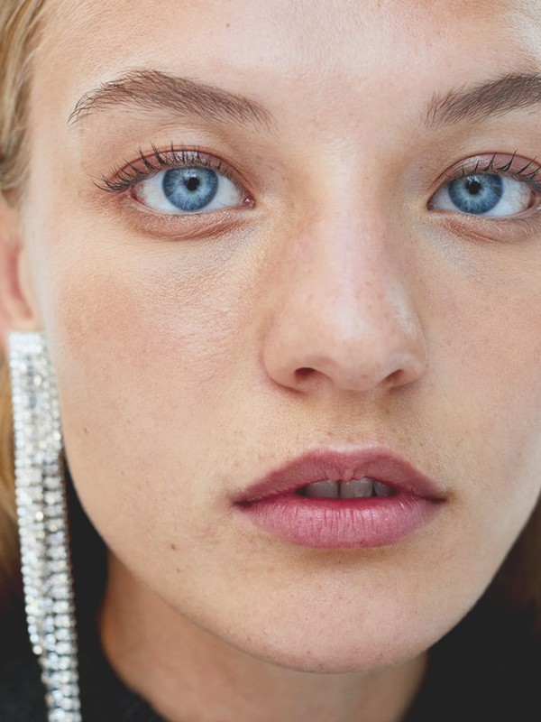 How To Wear Glitsy Earrings