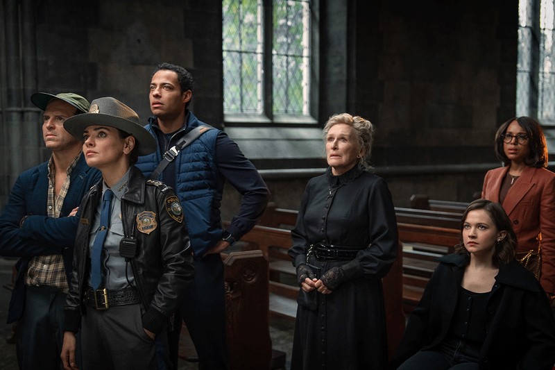 Wake Up Dead Man: A Knives Out Mystery