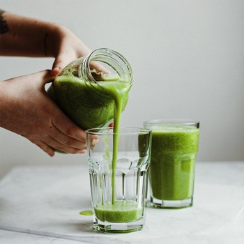 How To Make A Healthy Green Smoothie & 4 Recipes To Try