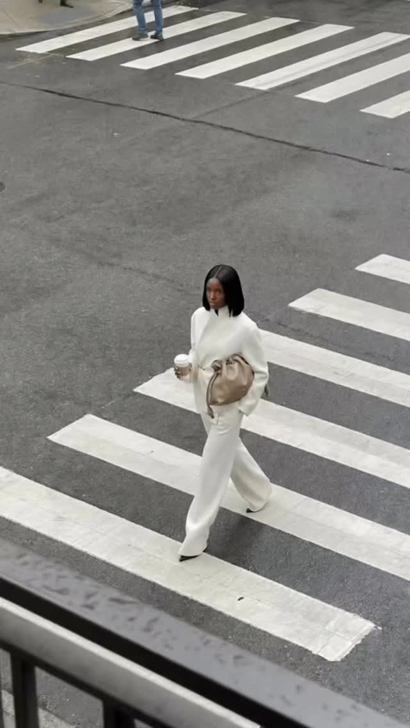 Today’s office OOTD...

Outfit: Tom Ford
Bag: Loewe 

This image was generated using AI tools.