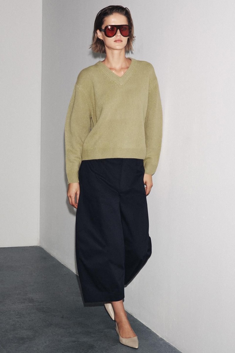 100% Wool Knit Basic V-Neck Sweater