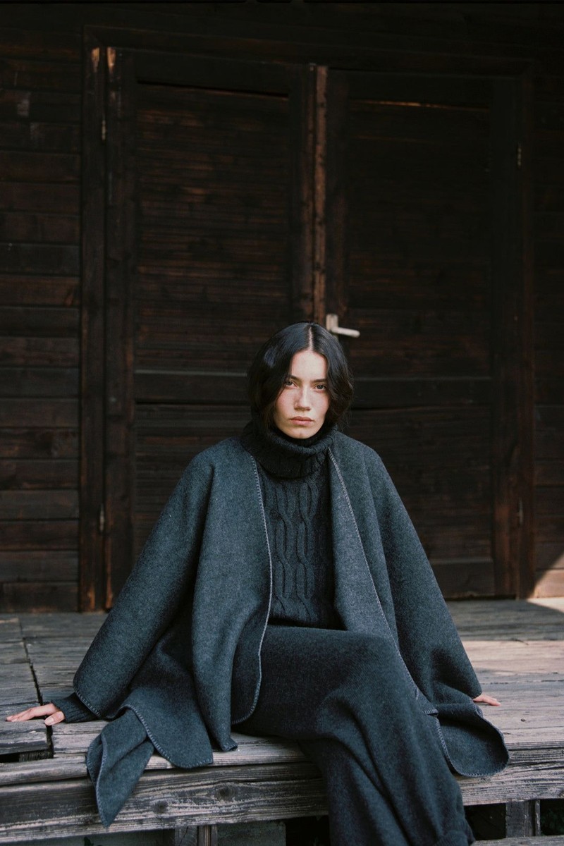 The Woolen Cable Bib