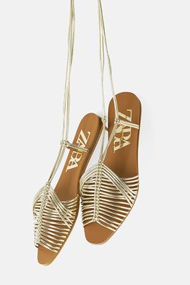Flat Sandals With Tubular Straps And Buckles