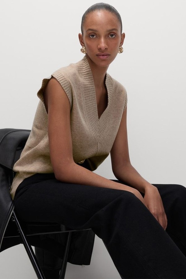Textured V-Neck Relaxed Knitted Vest