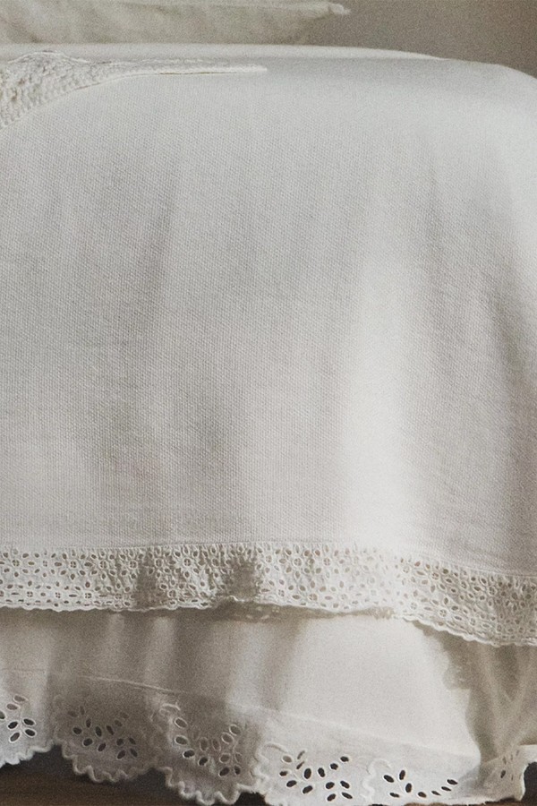 Cotton Bedspread With Embroidered Ruffled Trims 
