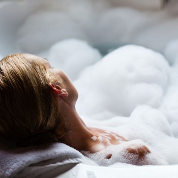 How To Create A Relaxing Detox Bath At Home