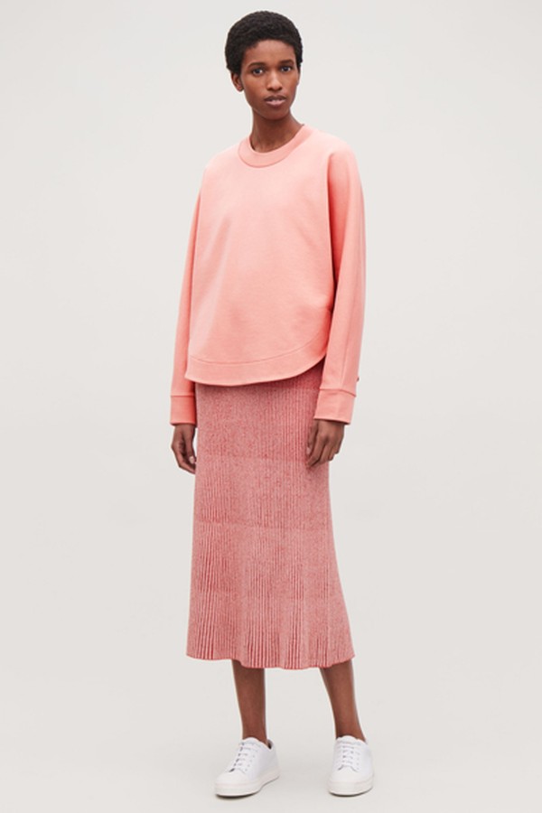 Sweatshirt With Curved Hem