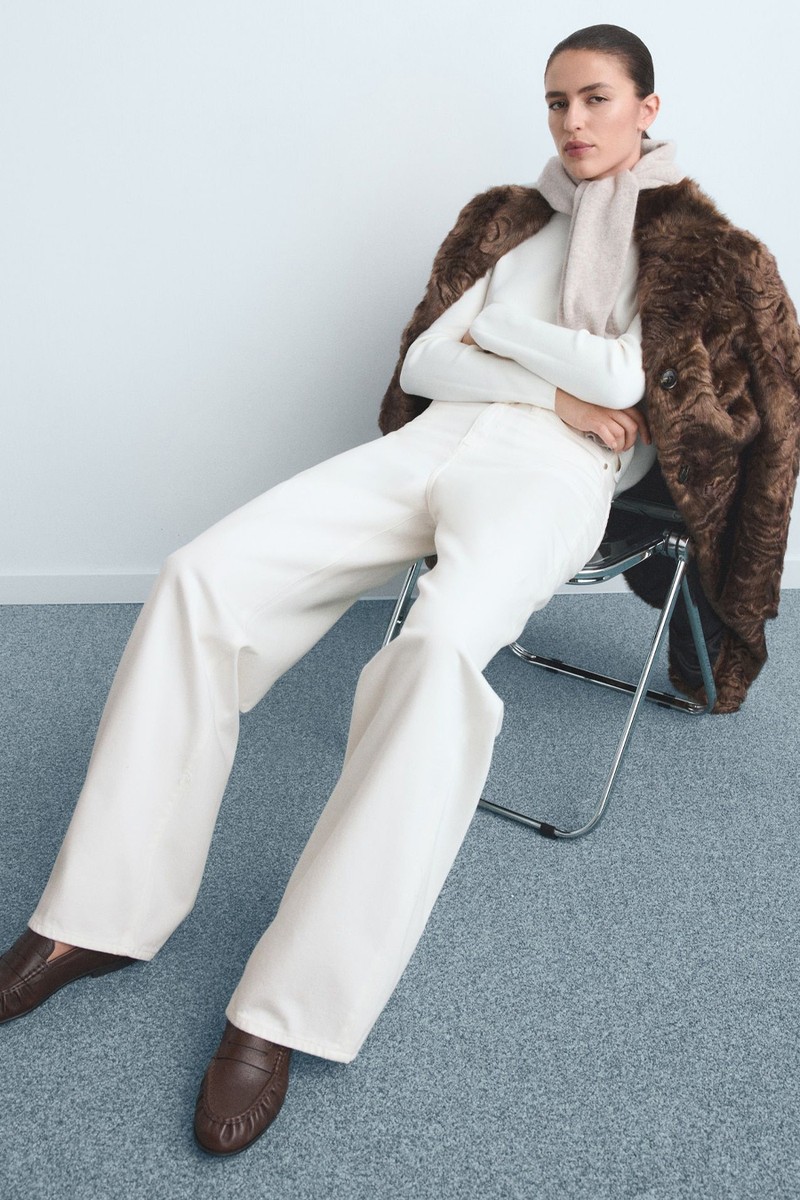 Low-Rise Wide Leg Jeans