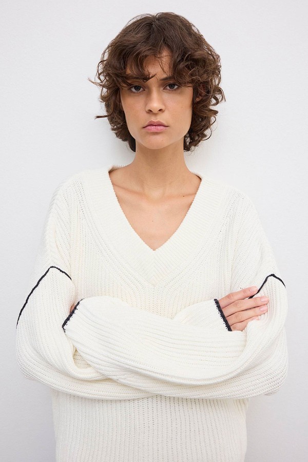 Relaxed V-Neck Knit