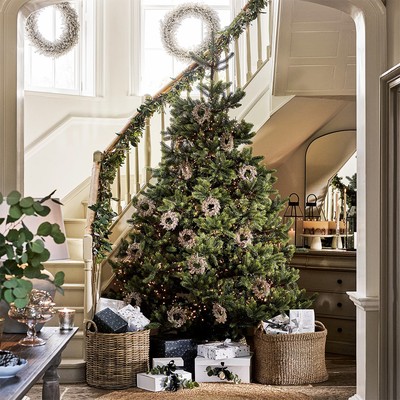 What You Need To Know About Buying An Artificial Christmas Tree 